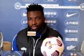 爱游戏官网-塔图姆迎来二十赛季出色发挥，曼联观众热烈欢呼！引发球迷热议(马奎尔谈曼联新赛季新)