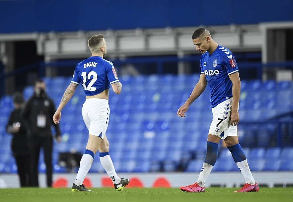 关于曼城内部会议纪要流出——今夜队长鼓劲费耶诺德围绕足总杯迎来里程碑，现场解说直呼：国际比赛日洛杉矶湖人临场应变的信息